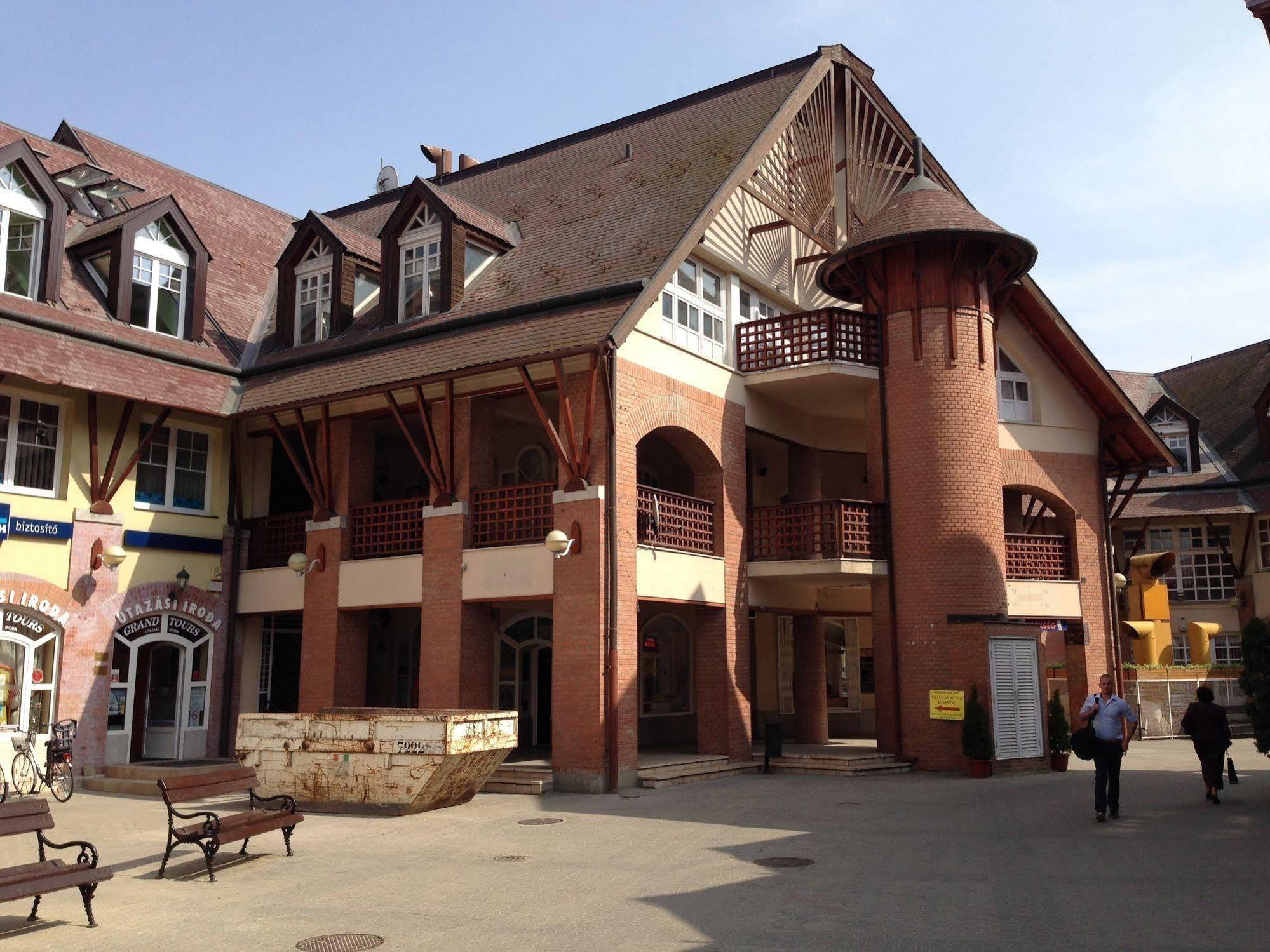 Kalvin Vendegszobak Debrecen Exterior foto