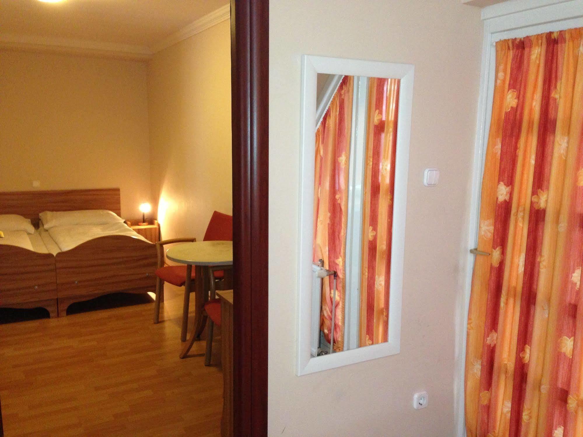 Kalvin Vendegszobak Debrecen Exterior foto